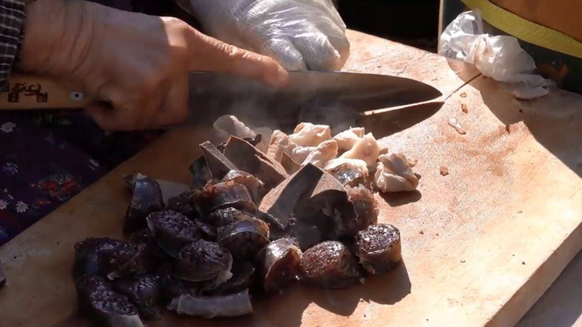 热腾腾冒着热气的米肠和咸肝,36年来街头上的奶奶只卖一样小吃!